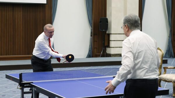 Cumhurbaşkanı Recep Tayyip Erdoğan, Kazakistan Cumhurbaşkanı Kasım Cömert Tokayev ile masa tenisi oynadı. - Sputnik Türkiye