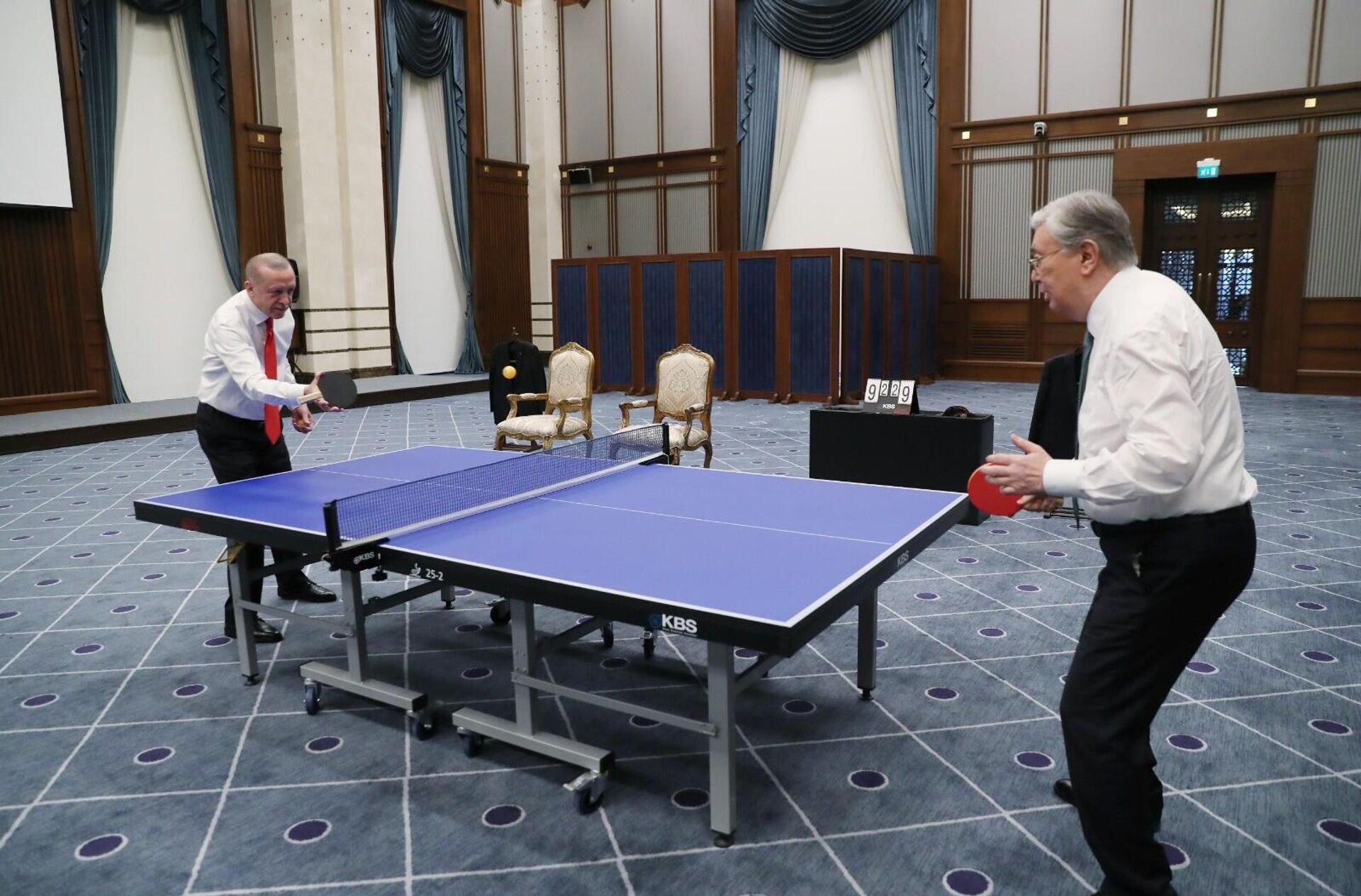 Cumhurbaşkanı Recep Tayyip Erdoğan, Kazakistan Cumhurbaşkanı Kasım Cömert Tokayev ile masa tenisi oynadı. - Sputnik Türkiye, 1920, 10.05.2022