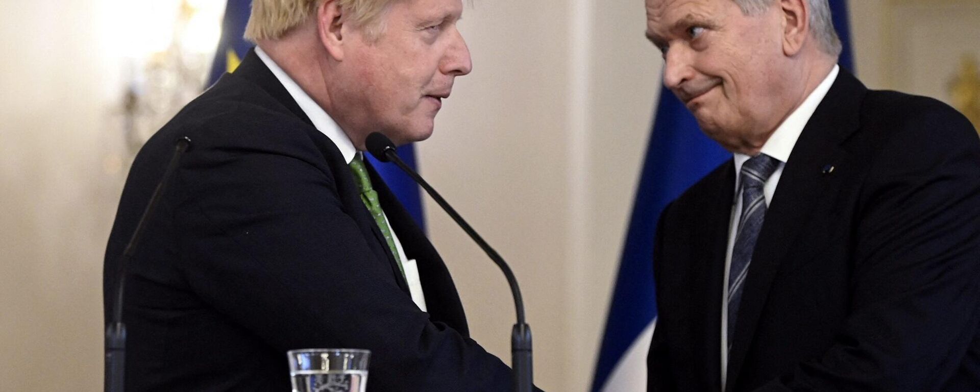 Finlandiya Cumhurbaşkanı Sauli Niinistö ve İngiltere Başbakanı Boris Johnson, saldırı durumunda karşılıklı yardımlaşma anlaşmasını imzaladılar. İngiltere aynı anlaşmayı İsveç’le de imzaladı.

 - Sputnik Türkiye, 1920, 11.05.2022