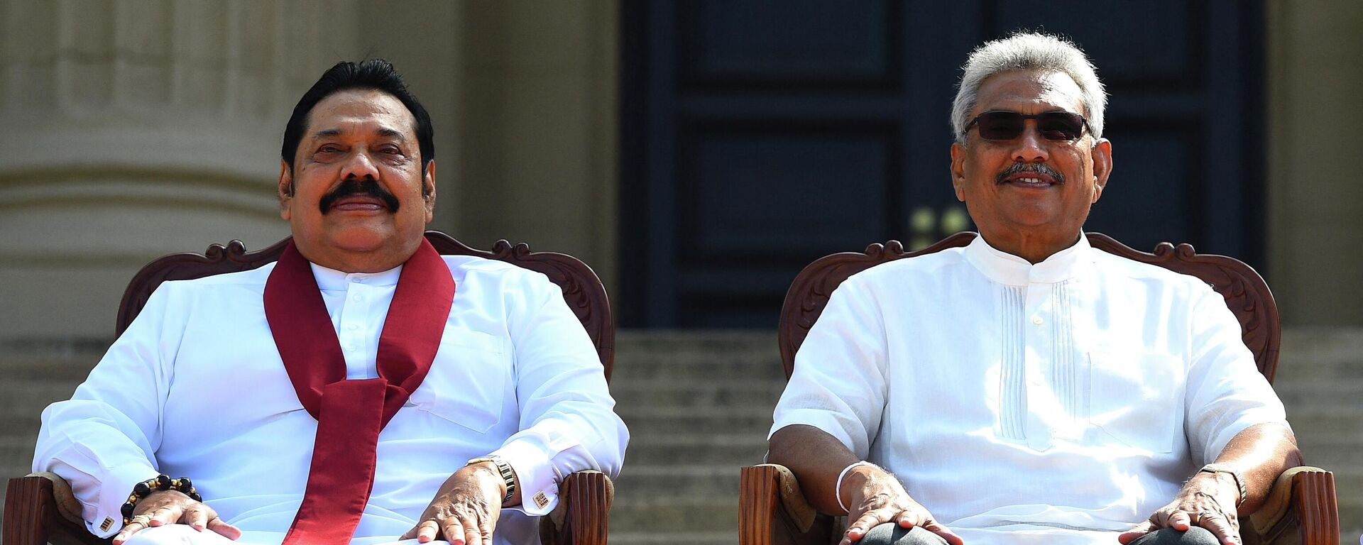Sri Lanka'yı hanedanlık gibi yöneten  Mahinda Rajapaksa ve Gotabaya Rajapaksa (sağda) kardeşler - Sputnik Türkiye, 1920, 13.07.2022