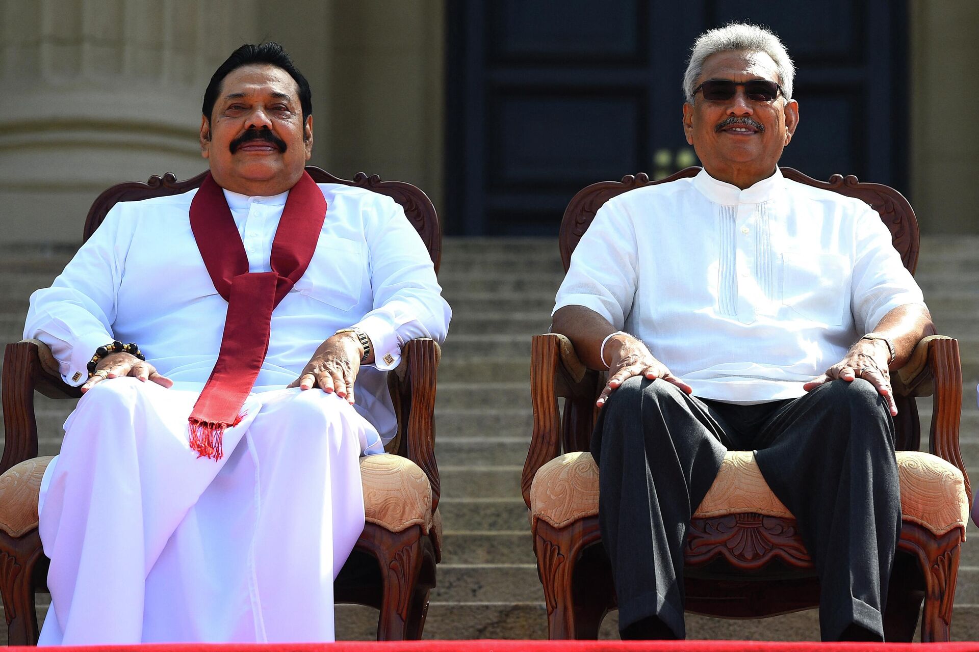 Sri Lanka'yı hanedanlık gibi yöneten  Mahinda Rajapaksa ve Gotabaya Rajapaksa (sağda) kardeşler - Sputnik Türkiye, 1920, 11.05.2022