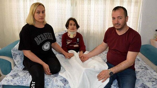 Okulda 4 arkadaşının dövdüğü Ali Emir'in boynu kırıldı
 - Sputnik Türkiye
