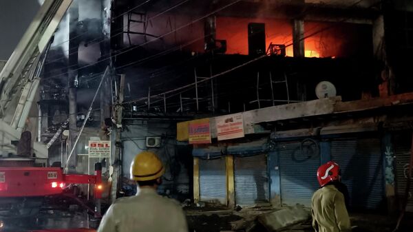 Hindistan'ın Delhi kentinde bir binada çıkan yangında 26 kişi hayatını kaybetti. - Sputnik Türkiye