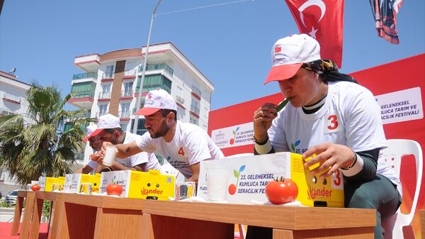  Antalya'nın Kumluca ilçesindeki 23. Tarım ve Seracılık Festivali kapsamında düzenlenen yarışmada 11 yarışmacı, 3 dakikada en fazla acı biber yiyebilmek için ter döktü. - Sputnik Türkiye