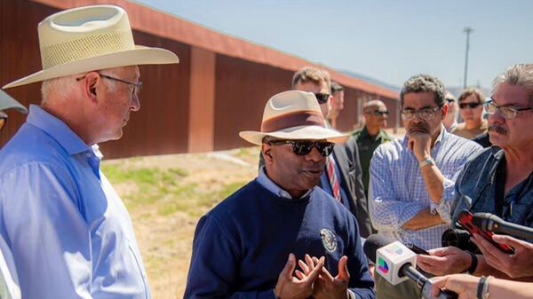 ABD Dışişleri Bakanlığı Müsteşarı Todd Robinson, ABD’nin Meksikalı uyuşturucu çetelerine yapılan silah kaçakçılığındaki sorumluluğunu kabul ederek, çetelerle mücadelede Meksika ile daha yakın işbirliği içerisinde çalışacaklarını söyledi. - Sputnik Türkiye
