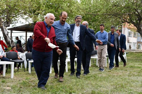 Türkiye&#x27;de ise, Sivas Ziraat Odası tarafından Dünya Çiftçiler Günü dolayısıyla Şehit Adem Koç İlkokulu bahçesinde kutlama programı düzenlendi. Programa, kentteki çiftçiler ve aileleri de katıldı. - Sputnik Türkiye