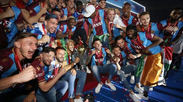 Spor Toto Süper Lig'in 2021-2022 sezonunun bitimine 3 hafta kala şampiyonluğunu ilan eden Trabzonspor, Medical Park Stadı'nda düzenlenen törenle kupasını aldı. - Sputnik Türkiye