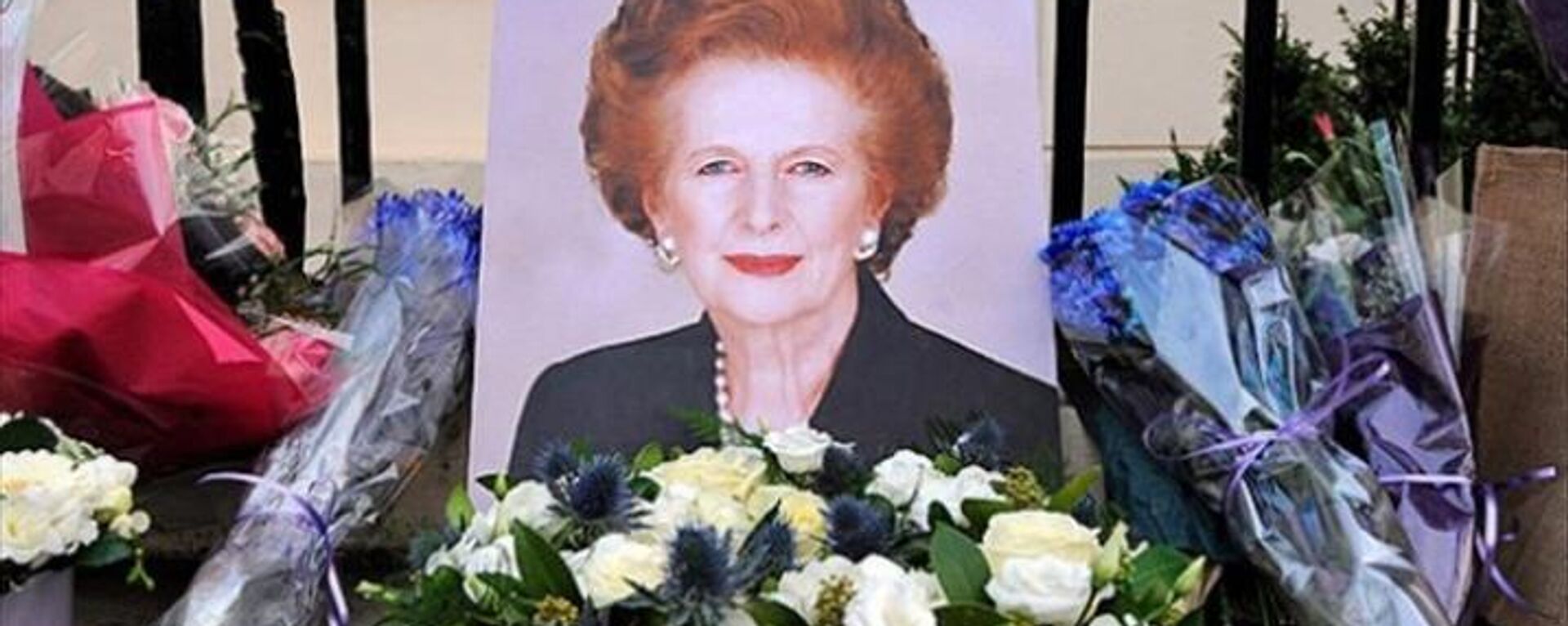 'Demir Leydi' lakaplı Margaret Thatcher'ın 2013'teki ölümünün ardından bırakılan çiçekler - Sputnik Türkiye, 1920, 16.05.2022