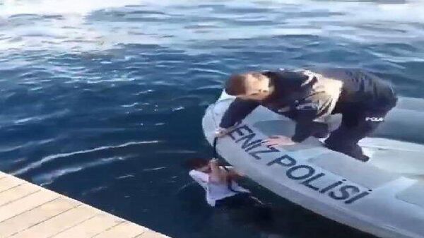 Fotoğraf çekerken Haliç'e düştü deniz polisi kurtardı
 - Sputnik Türkiye