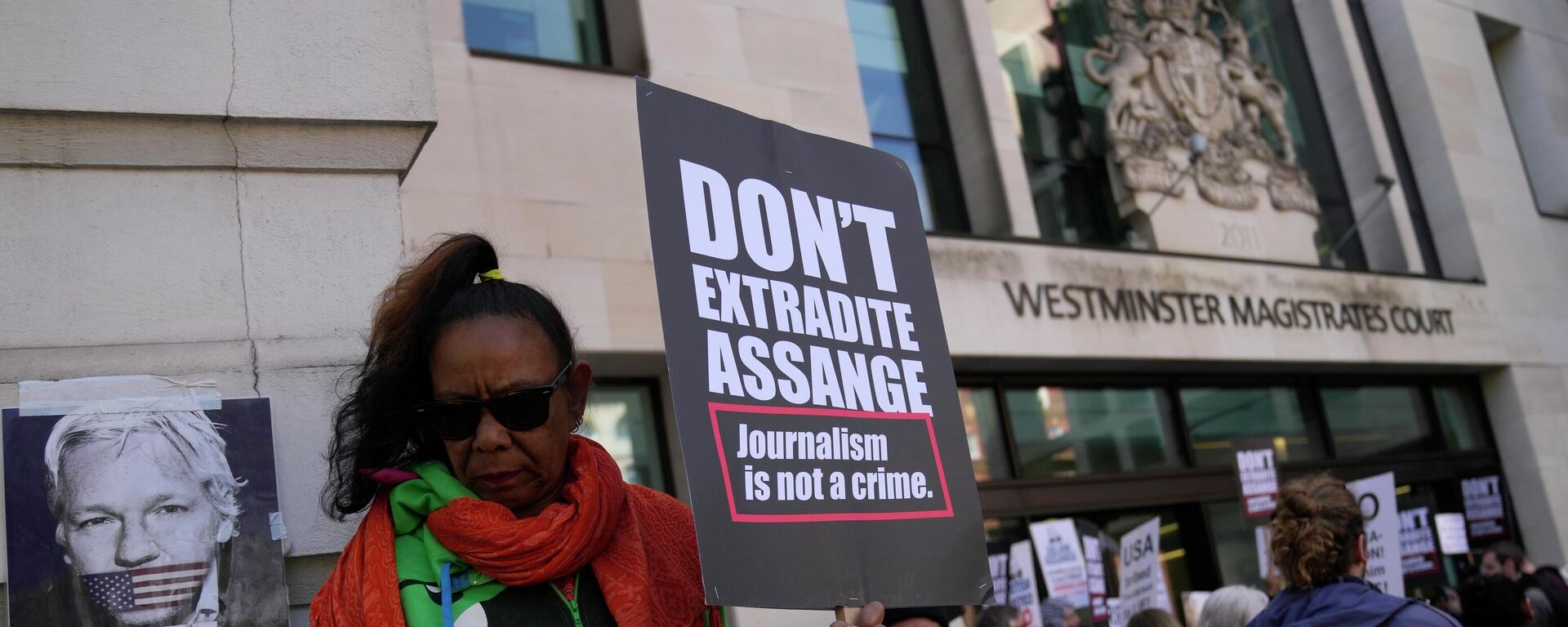 İnsan hakları ve basın özgürlüğü savunucuları, İngiltere İçişleri Bakanı Priti Patel'den WikiLeaks'in kurucusu Julian Assange'ın ABD'ye iadesini durdurmasını istedi. - Sputnik Türkiye, 1920, 17.05.2022