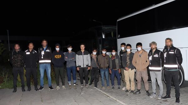 Van'ın Erciş ilçesinde, İlçe Emniyet Müdürlüğü Kaçakçılık ve Organize Suçlarla Mücadele Grup Amirliği ekiplerince durdurulan 2 yolcu otobüsünde, gizli bölmelere saklanmış 47 sığınmacı yakalandı. - Sputnik Türkiye