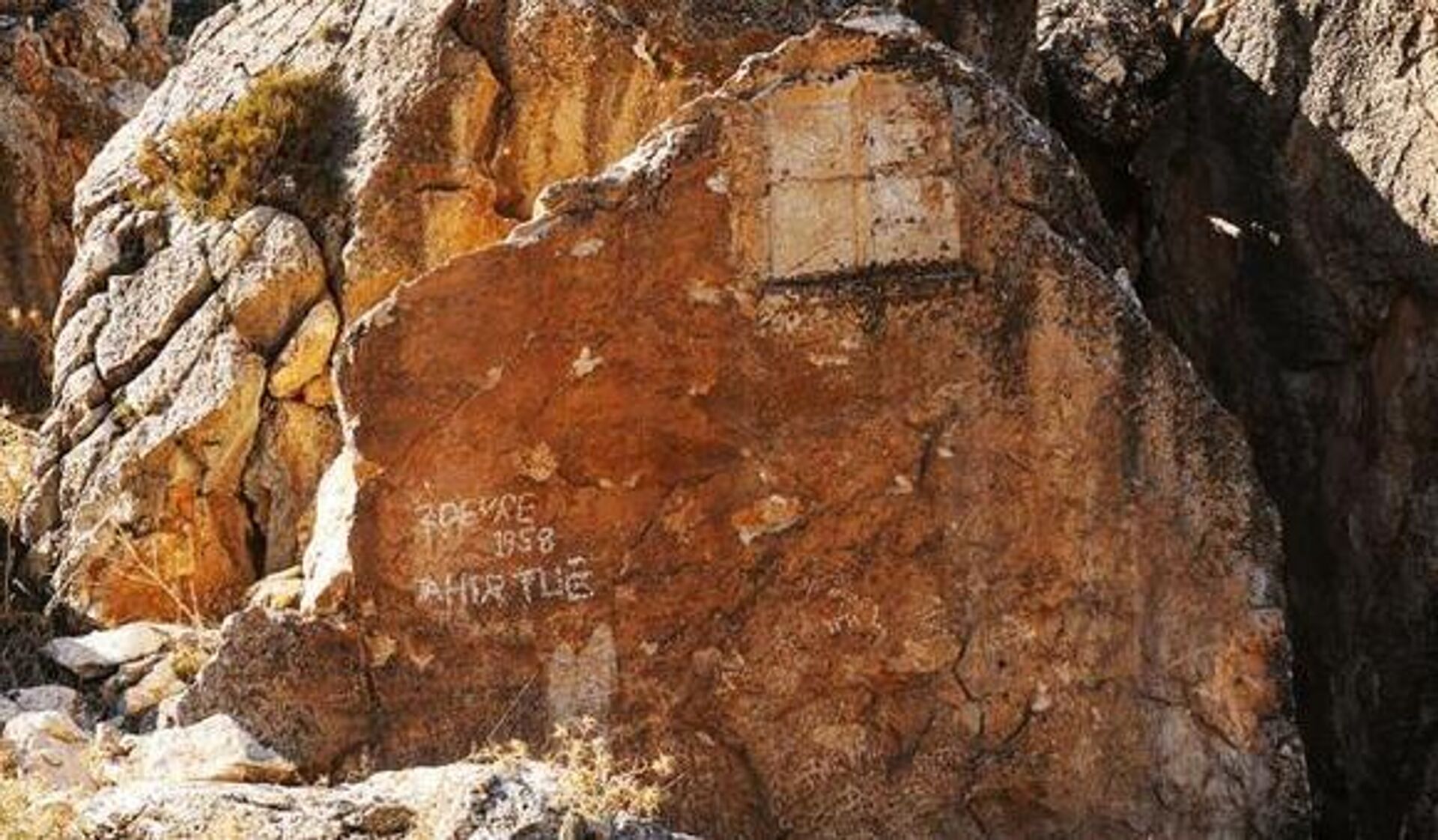 Bölgedeki tarihi kaya resimleriyle ilgili arkeolog Alime Çankaya'nın 2009 yılındaki 'Kültürel Etkileşimin Kayaüstü Resimlerde Yansıması' başlıklı saha araştırmalarını da içeren makalesinde, Psidia bölgesi olan Burdur'un Yarışlı Gölü çevresindeki Kümbet Pınarı, Baynaz Tepe, Yankı Taşı ve Korkuteli Kozağacı köyünün sırtlarındaki kayalarda bu resimlerin bulunduğunu anlatılıyor.  - Sputnik Türkiye, 1920, 18.05.2022