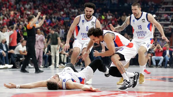 Basketbol THY Avrupa Ligi Dörtlü Final ilk maçında Anadolu Efes, Yunanistan ekibi Olympiakos'u 77-74 mağlup ederek finale yükseldi. - Sputnik Türkiye