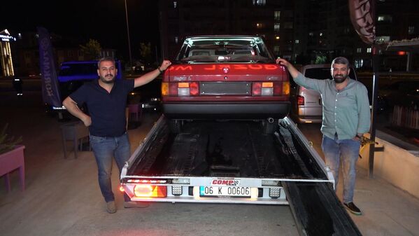 Ankara’da galericilik yapan Sedat Oymak, İHA muhabirine yaptığı açıklamada, 250 bin liradan satın aldığı otomobilini koleksiyonunda sergileyeceğini söyledi. - Sputnik Türkiye