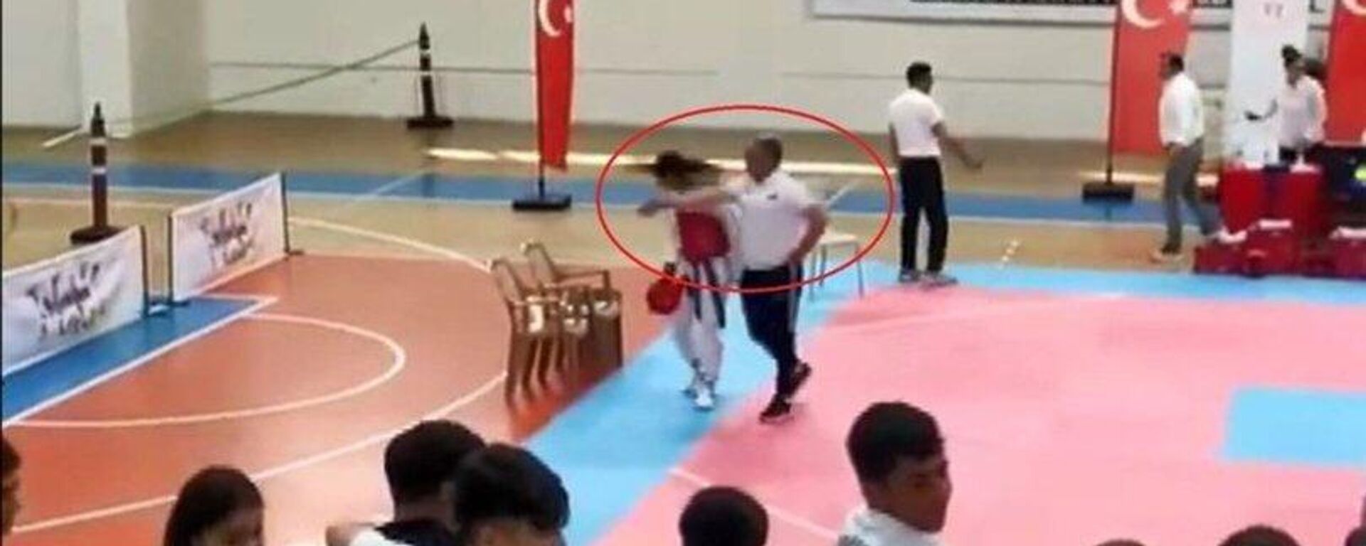 Antrenör, 19 Mayıs turnuvasında genç kadın sporcuya tokat attı - Sputnik Türkiye, 1920, 20.05.2022