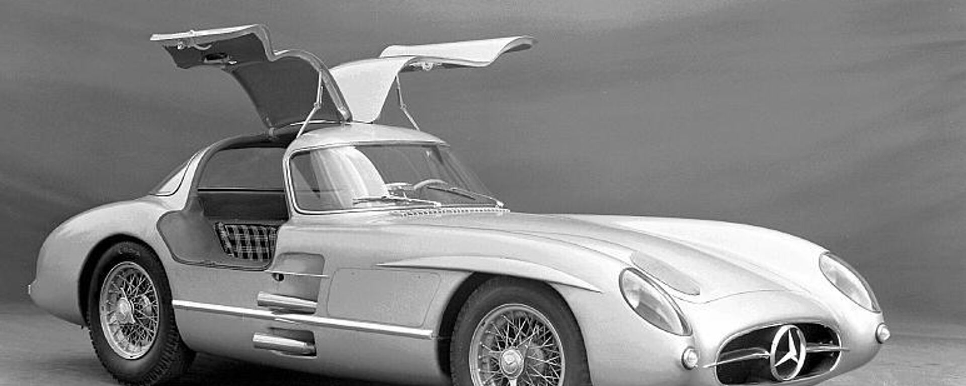 Dünyanın en pahalı arabası: Sadece 2 adet üretilen 1955 model Mercedes, rekor fiyata satıldı  - Sputnik Türkiye, 1920, 20.05.2022