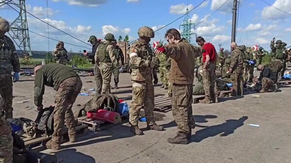 Azovstal'da teslim olan Ukraynalı askerler - Sputnik Türkiye