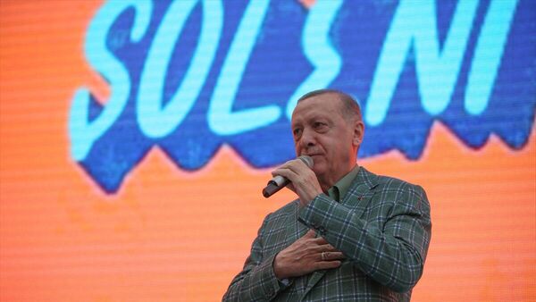 Cumhurbaşkanı Recep Tayyip Erdoğan, AK Parti Gençlik Kolları tarafından Adana’da  düzenlenen 'Bir Gençlik Şöleni' etkinliğinde, Yeni Adana Stadyumu’nda  yer bulamayan vatandaşlara, stadın dışında kurulan sahneden açıklamada bulundu. - Sputnik Türkiye