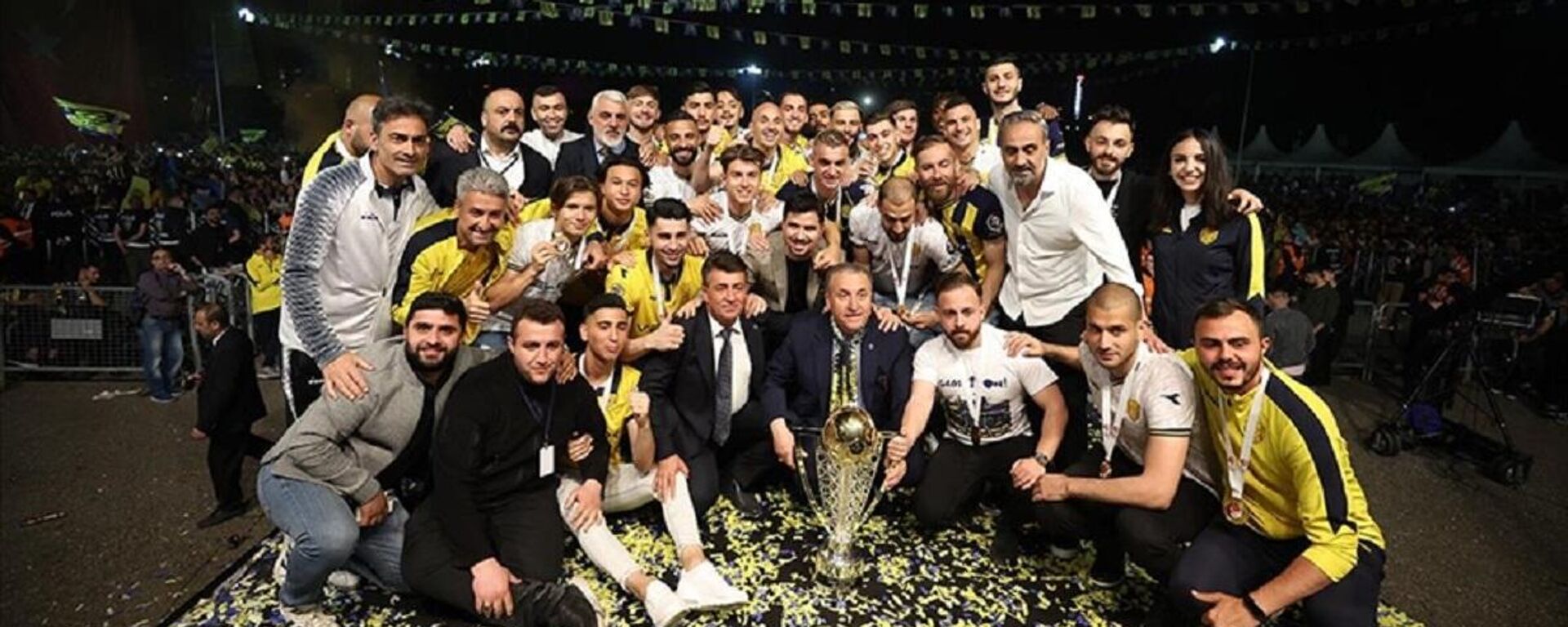 Spor Toto 1. Lig'de şampiyon olarak Süper Lig'e yükselen MKE Ankaragücü, kupasını düzenlenen törenle aldı. - Sputnik Türkiye, 1920, 21.05.2022