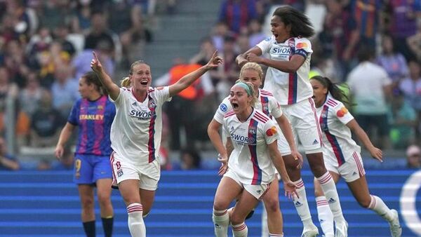 UEFA Kadınlar Şampiyonlar Ligi finalinde Barcelona'yı 3-1 yenen Olimpik Lyon şampiyon oldu. - Sputnik Türkiye