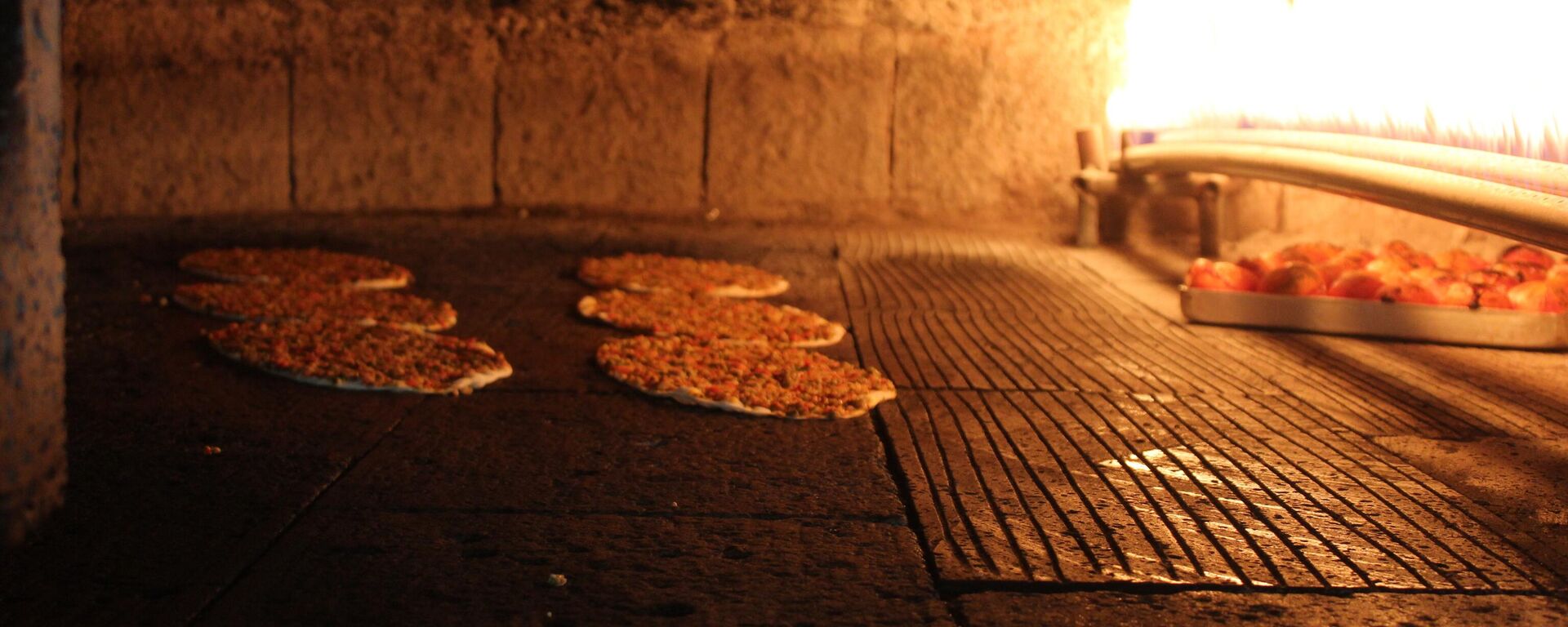 Usta Şükrü Savun, hem kendi mekânında hem de Gaziantep genelinde lahmacunun 10 TL'ye satıldığını vurguladı.  - Sputnik Türkiye, 1920, 13.03.2025