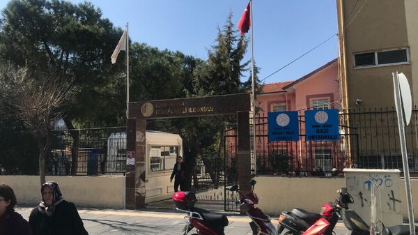 MANİSA (İHA) - Tadilatından dolayı Akhisar Misak-ı Milli İlkokulu’nda eğitim gören Akhisar Gazi Ortaokulu bahçesinde düzenlenen bir sergide satılan gıdalardan yiyen 38 öğrenci zehirlenme şüphesi ile bölgedeki çeşitli hastanelere kaldırıldı.
 - Sputnik Türkiye