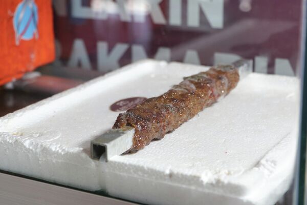 Adanalı kebapçı, uzaya göndermeyi denediği kebabı iş yerinde sergiliyor - Sputnik Türkiye