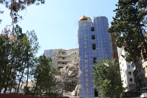 Kahramanmaraş'ta 'dünyanın en saçma binası'nın yüzde 80'i yıkıldı Kahramanmaraş'ta 'dünyanın en saçma binası'nın yüzde 80'i yıkıldı - Sputnik Türkiye