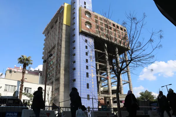 Kahramanmaraş'ta 'dünyanın en saçma binası'nın yüzde 80'i yıkıldı Kahramanmaraş'ta 'dünyanın en saçma binası'nın yüzde 80'i yıkıldı - Sputnik Türkiye