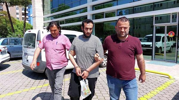 İstanbul'da internetten satın aldığı sahte paralarla Samsun'a gelen yabancı uyruklu bir kişi, polis tarafından sahte paralarla yakalanıp çıkarıldığı mahkemece tutuklandı. - Sputnik Türkiye