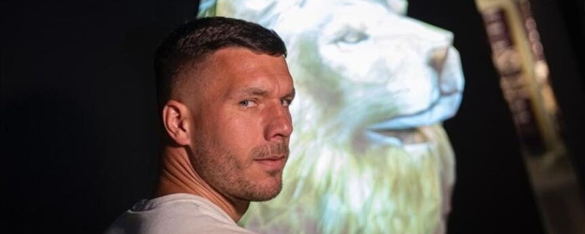 Nef Stadyumu'nu ziyaret eden Galatasaray'ın eski futbolcusu Lukas Podolski, sarı-kırmızılı takımda yaşadığı tüm anıların kalbinde olduğunu belirterek, Ben gerçek bir aslanım dedi. - Sputnik Türkiye, 1920, 28.05.2022