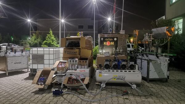Kocaeli’nin Çayırova ilçesinde depoyu, sahte alkol üretmek için imalathaneye dönüştüren 5 kişi yakalanırken, çok sayıda malzemeye el konuldu. - Sputnik Türkiye