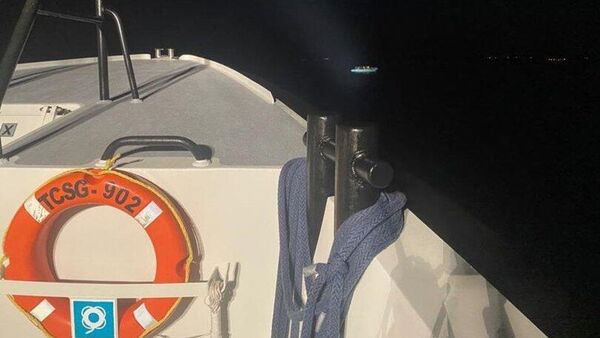 İzmir'in Çeşme ilçesi açıklarında lastik bottaki 25 düzensiz göçmen kurtarıldı. - Sputnik Türkiye