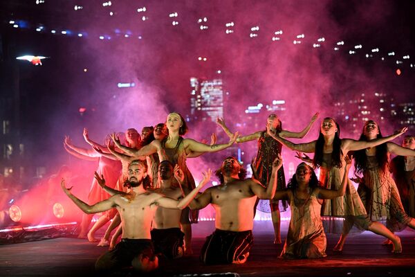Vivid Sydney festivalinin başlangıcında dansçılar sahne aldı. 27 Mayıs&#x27;ta başlayan ışık, müzik ve fikir festivali 18 Haziran&#x27;a kadar sürecek. - Sputnik Türkiye