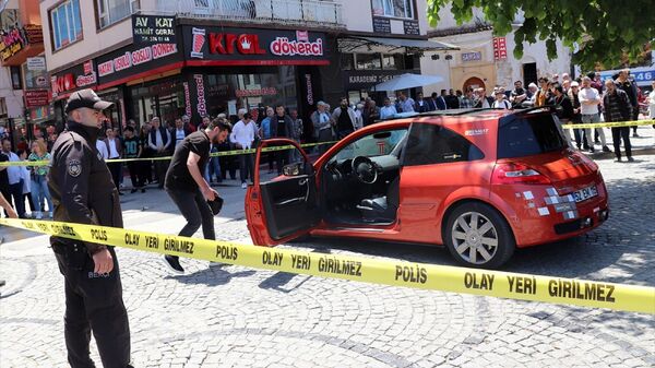 Ordu'nun Ünye ilçesinde otomobil içinde silahlı saldırıya uğrayan 2 kişi yaralandı.
 - Sputnik Türkiye