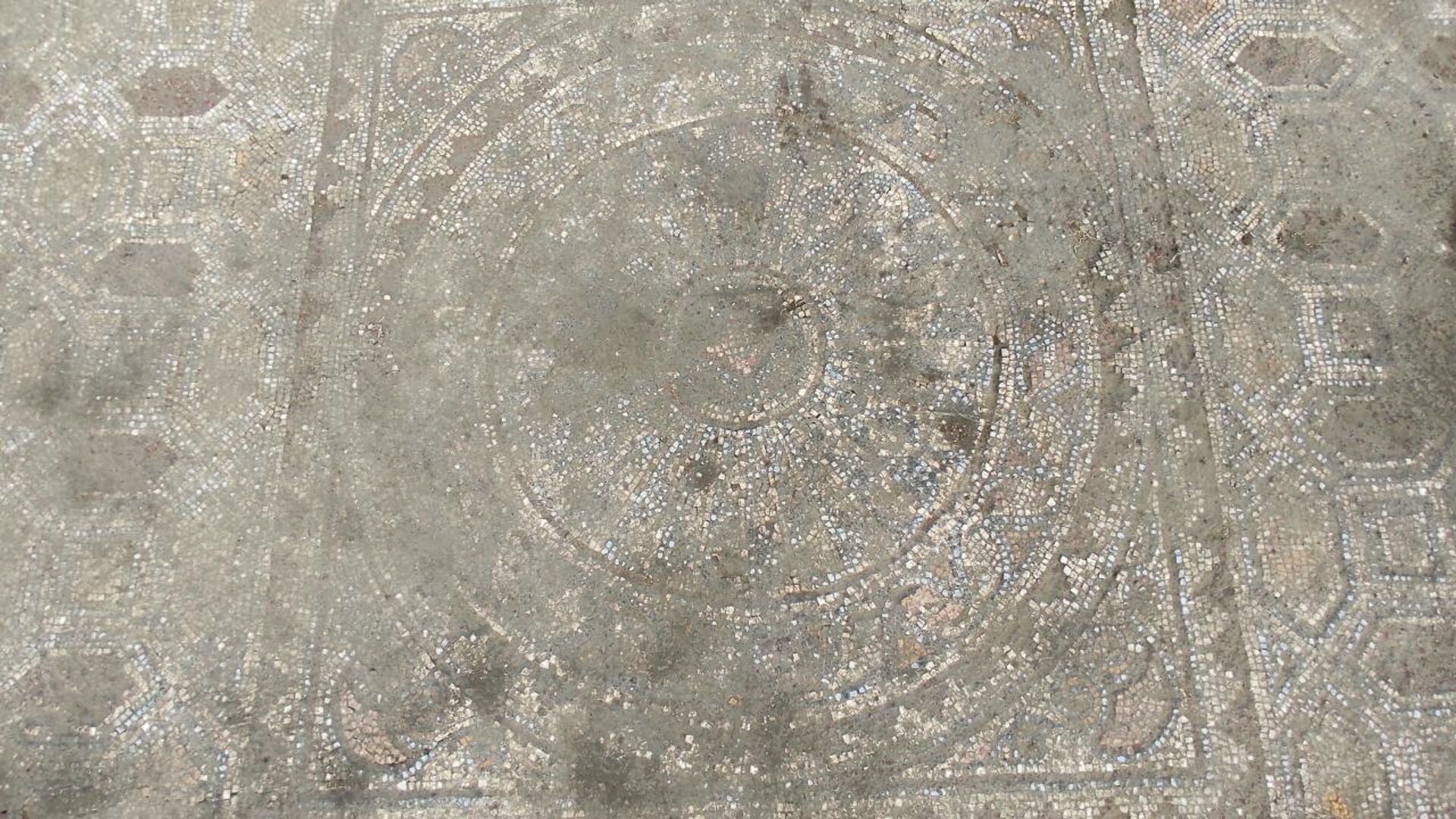 Geometrik desenlerle süslü mozaikler, Bergama Müze Müdürlüğü uzmanlarının ayrıntılı çalışmasının ardından koruma altına alındı. - Sputnik Türkiye, 1920, 29.05.2022