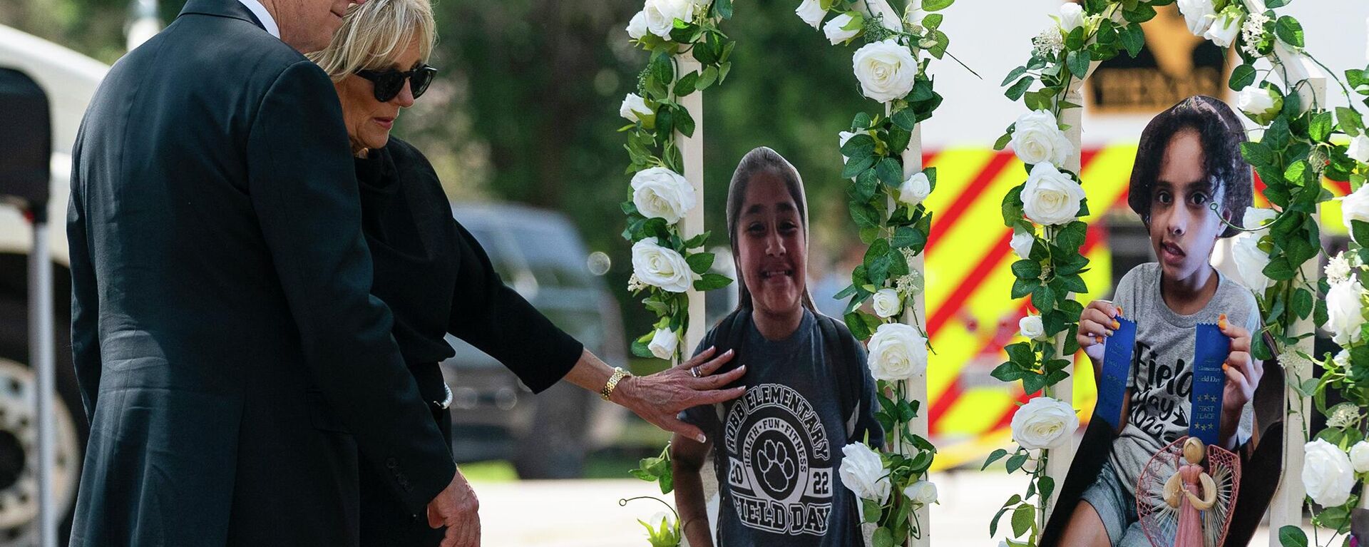 ABD Başkanı Joe Biden, eşi Jill Biden ile Teksas'ın Uvalde kentinde 18 yaşındaki silahlı bir saldırganın 19'u öğrenci 21 kişiyi öldürdüğü Robb İlkokulu'nu ziyaret etti. - Sputnik Türkiye, 1920, 30.05.2022