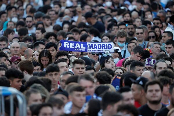 Real Madrid kafilesi daha sonra üstü açık otobüsle kutlamaların son durağı olan Santiago Bernabeu Stadı&#x27;na gitti.Kupa kutlamaları için kişi başına 5 avroya satılan biletlerle 60 bin taraftar tribünlere alındı.Havai fişek ve müzikler eşliğinde kutlamalar burada da devam etti. - Sputnik Türkiye