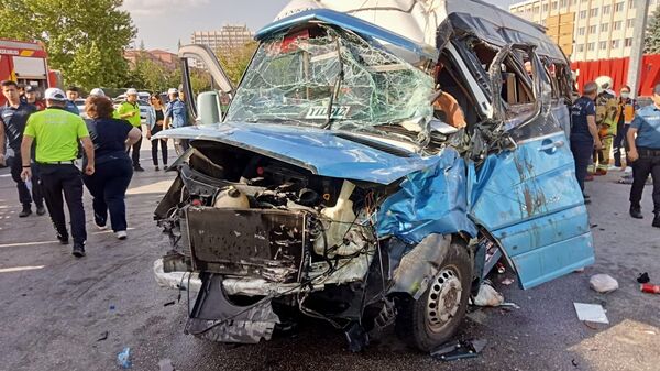 Ankara’da otomobilin çarptığı dolmuş defalarca takla attı: 20 yaralı  - Sputnik Türkiye