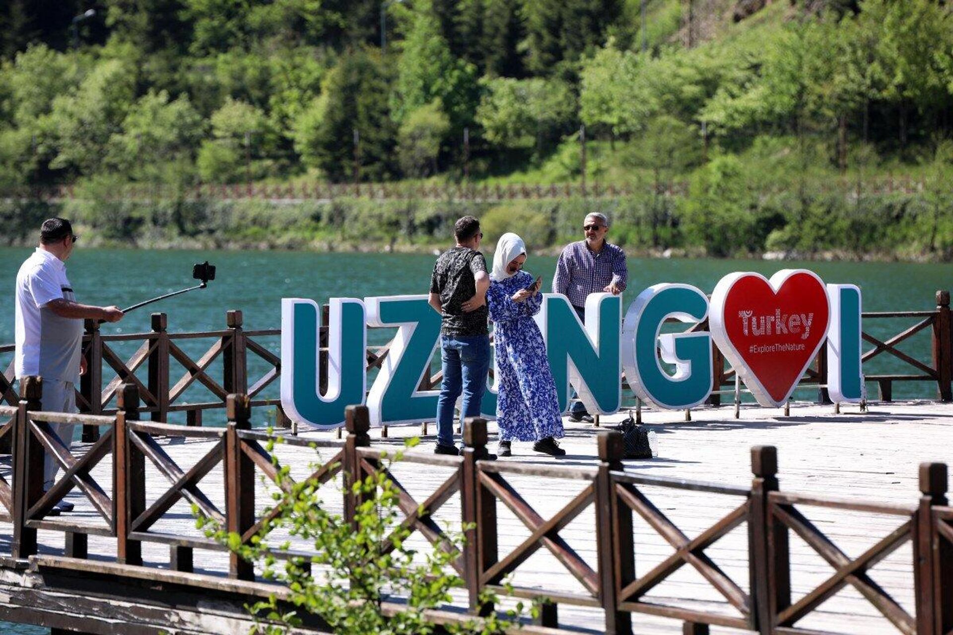 Uzungöl’ü gezmeye gelen Kerim Akıncı da “İlk defa geliyorum. Çok uzun süredir de merak ediyordum. İstanbul’dan geldik. Uzungöl’den çok etkilendim. Harika bir yer. Avustralya’da gölü ile ünlü bir yere gitmiştim burası oradan bile daha güzel” diye konuştu. - Sputnik Türkiye, 1920, 31.05.2022