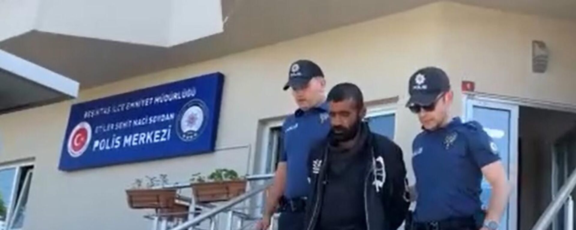 Bebek Sahili'nde çıplak şekilde uzanan kişi  - Sputnik Türkiye, 1920, 31.05.2022