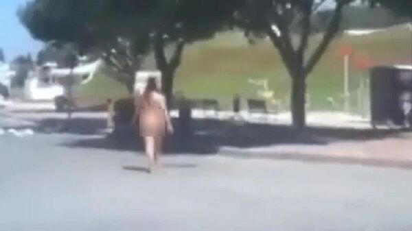 Antalya'da bir kadın caddede çırılçıplak yürüdü - Sputnik Türkiye