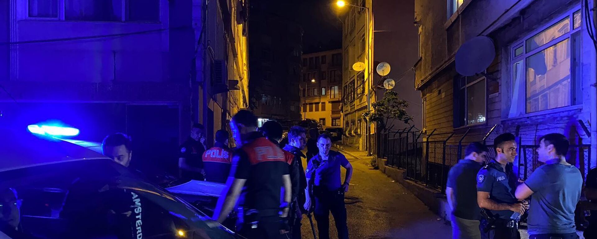 İstanbul Fatih'te 2 kişi ellerindeki satırla ve bıçakla etrafa saldırdı. Polis ekipleri tarafından ikna edilemeyen saldırganlardan biri bacağından vurularak yakalanırken diğer saldırgan olay yerinden kaçtı. - Sputnik Türkiye, 1920, 01.06.2022