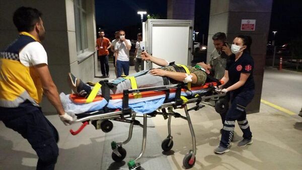 Manisa'nın Şehzadeler ilçesinde kavga eden iki grubu ayırmaya çalışan polis memuru, kamyonetin çarpması sonucu yaralandı. - Sputnik Türkiye