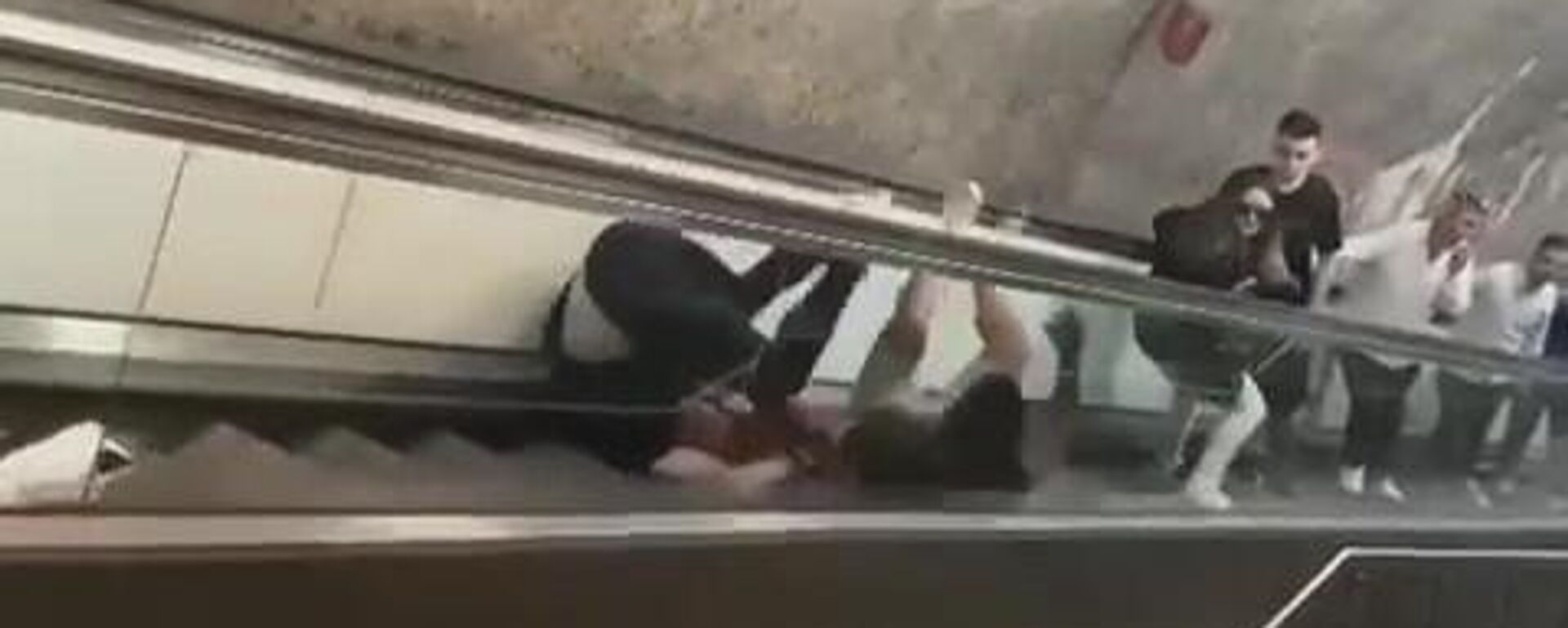 İstanbul metrosunda kavga: Yürüyen merdivende ters takla attılar - Sputnik Türkiye, 1920, 03.06.2022