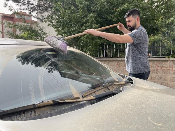 Sürücüler araçlarının üzerinde oluşan tozu temizledi. - Sputnik Türkiye