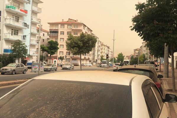 Suriye üzerinden gelen toz taşınımı Kırşehir'de etkili oldu. Kentte görüş mesafesi düştü, bazı araçların üzeri tozla kaplandı. - Sputnik Türkiye