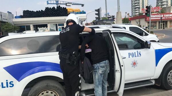 Adana’da kavşaklarda dilencilik yapan kişilere yönelik yapılan uygulamada 80 kişi yakalandı.  - Sputnik Türkiye