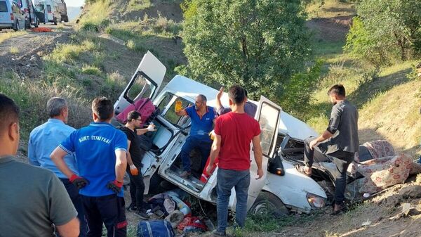 Minibüsün şarampole devrilmesi sonucu 4 kişi öldü, 6 kişi yaralandı - Sputnik Türkiye