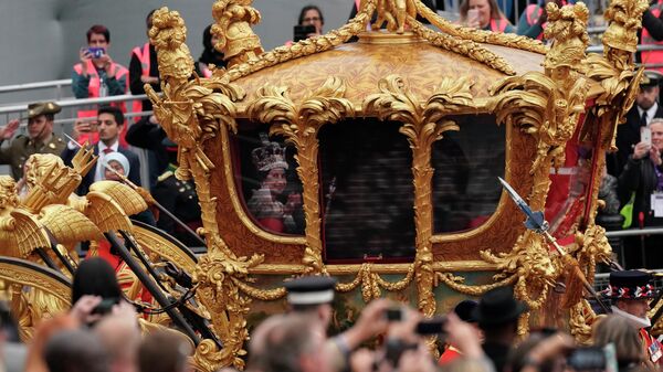 İngiltere Kraliçesi 2. Elizabeth, sağlık sorunları nedeniyle tahttaki 70. yıl dönümü çerçevesinde yapılan birçok etkinliğe katılamazken, Kraliçe’nin hologramı tören alayı eşliğinde Buckingham Sarayı’na giden altın faytondan halkı selamladı. - Sputnik Türkiye
